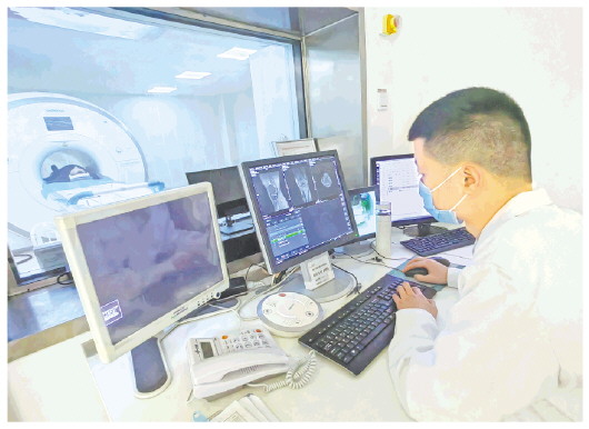 □记者赵念东报道　　在成武县人民医院总医院，医生正在给病人做膝关节核磁共振检查。